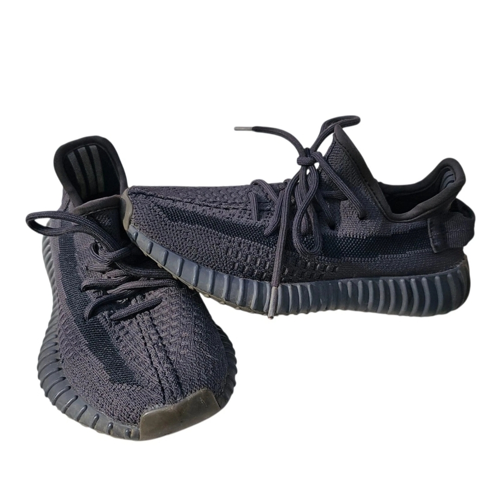 Adidas Women Yeezy Boost 350 v2  Black  Size 5 Women.